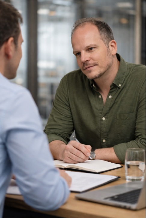 Den ærlige bundlinje Nu begynder du at ligne: 👉 en man kan tale med 👉 en man kan arbejde med 👉 en man kan stole på Ikke bare en konsulent!!!